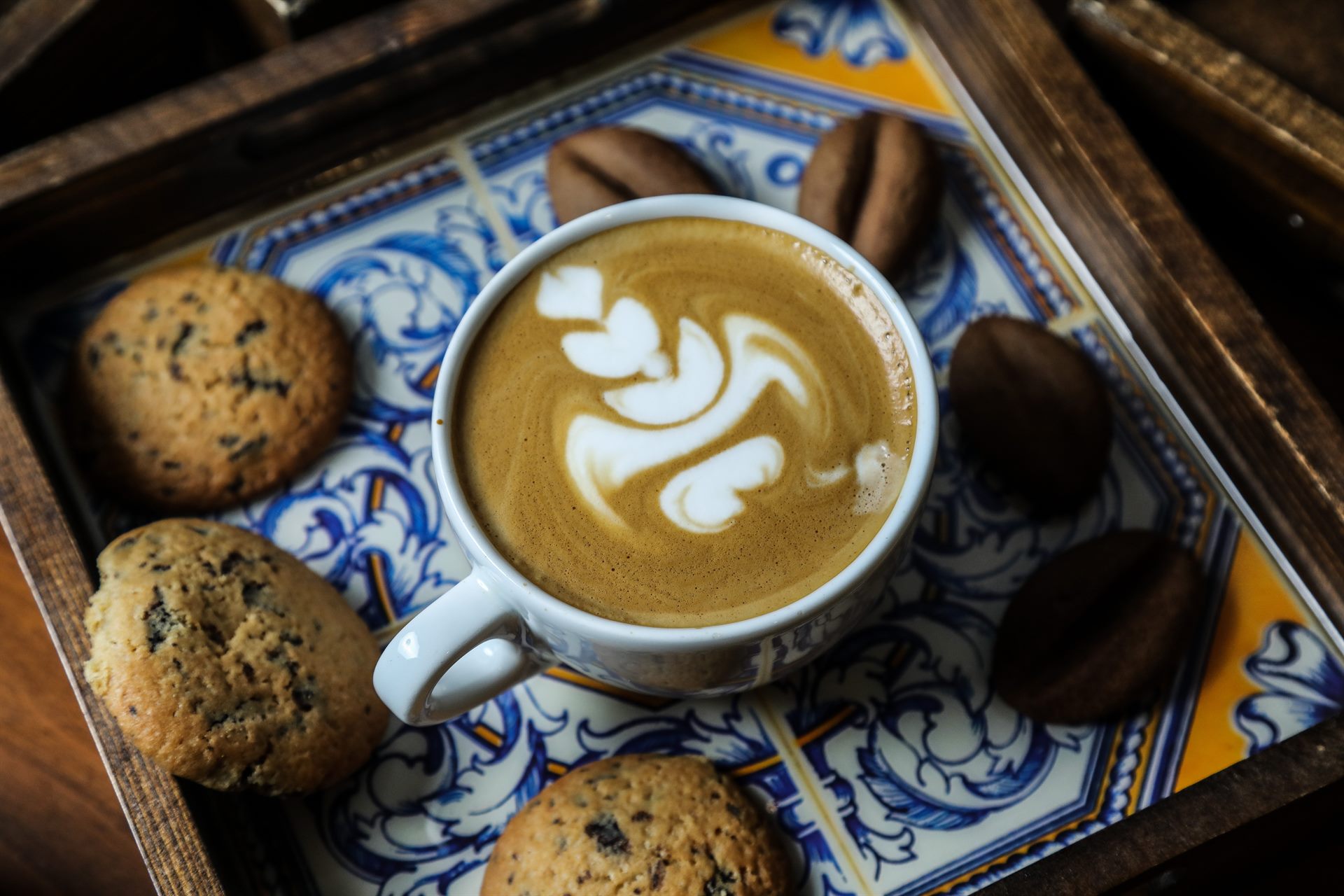 Cappuccino met latte art op een Italiaans tegeldienblad